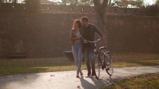Stilig Ung Par Promenader Med Cykel Höstparken — Stockvideo