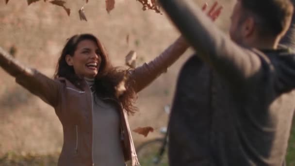 Glückliches Junges Paar Amüsiert Sich Mit Herbstlaub Park — Stockvideo