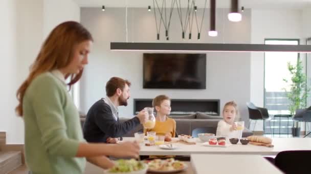 Giovane Madre Prepara Colazione Sua Famiglia Nella Cucina Moderna — Video Stock