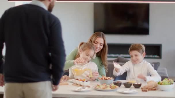 Junge Glückliche Familie Beim Frühstück Esstisch Der Wohnung — Stockvideo