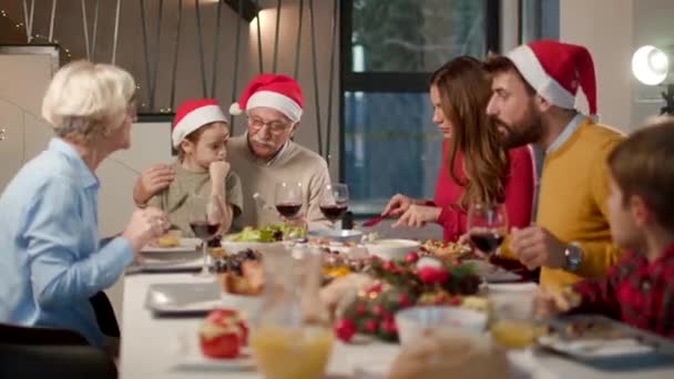 Feliz Familia Multigeneracional Celebrando Año Nuevo Junto Mesa Casa — Vídeos de Stock