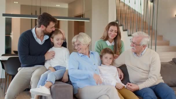 Familia Varias Generaciones Sentados Juntos Sofá Casa — Vídeo de stock