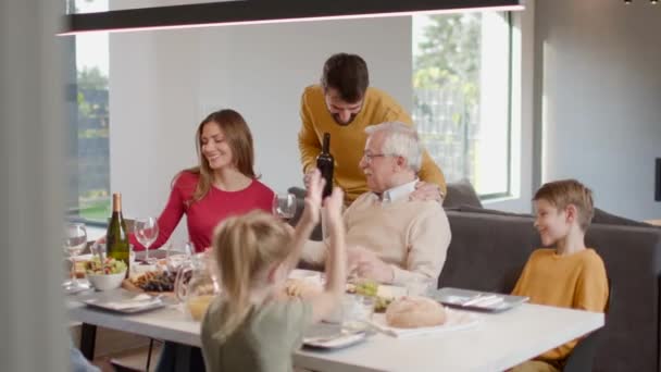 Familia Feliz Cenando Con Vino Tinto Casa — Vídeos de Stock