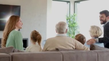 Çok nesildir aile evdeki kanepede yan yana oturuyor.