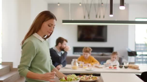 Młoda Matka Przygotowuje Śniadanie Dla Swojej Rodziny Nowoczesnej Kuchni — Wideo stockowe