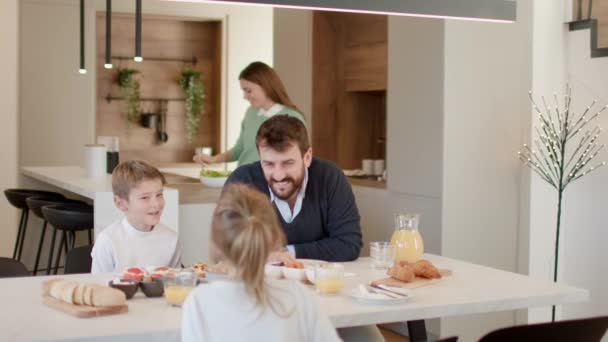 Ung Mor Förbereder Frukost För Sin Familj Det Moderna Köket — Stockvideo