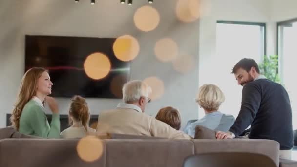 Multi Generatie Familie Zitten Samen Bank Thuis — Stockvideo