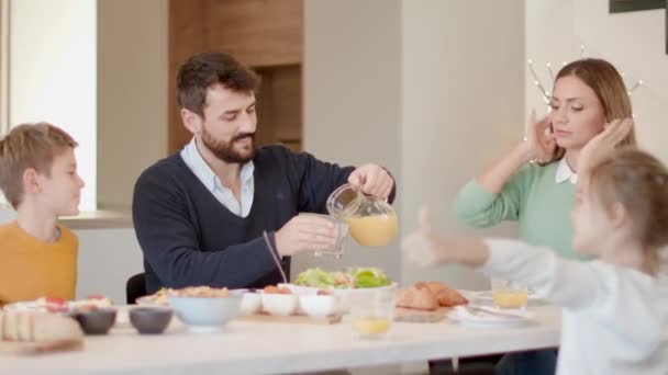 Młoda Szczęśliwa Rodzina Rozmawia Podczas Śniadania Przy Stole Mieszkaniu — Wideo stockowe
