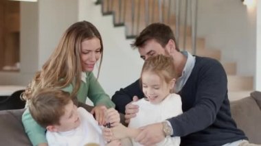 Kardeşler evlerinde uzaktan kumanda için kavga ediyorlar.