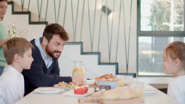 Jong Gelukkig Gezin Praten Tijdens Het Ontbijt Aan Tafel Appartement — Stockvideo