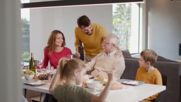 Lycklig Familj Som Äter Middag Med Rödvin Hemma — Stockvideo