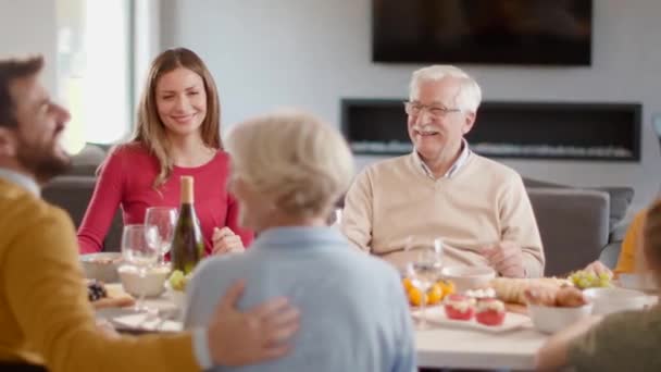 Ευτυχισμένη Οικογένεια Που Τρώει Κόκκινο Κρασί Στο Σπίτι — Αρχείο Βίντεο