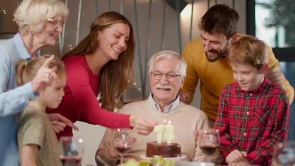 Familia Feliz Celebrando Cumpleaños Del Abuelo Con Pastel Velas Casa — Vídeo de stock
