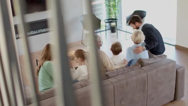 Familie Mai Multe Generații Care Stau Împreună Canapea Acasă — Videoclip de stoc