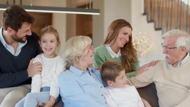 Multi Generatie Familie Zitten Samen Bank Thuis — Stockvideo