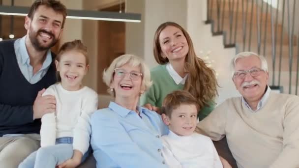 Multi Generatie Familie Zitten Samen Bank Thuis — Stockvideo