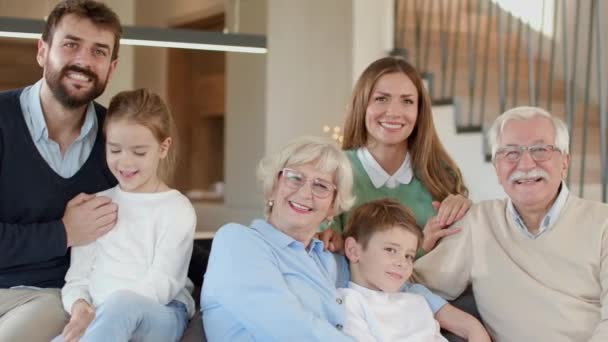 Multi Generatie Familie Zitten Samen Bank Thuis — Stockvideo