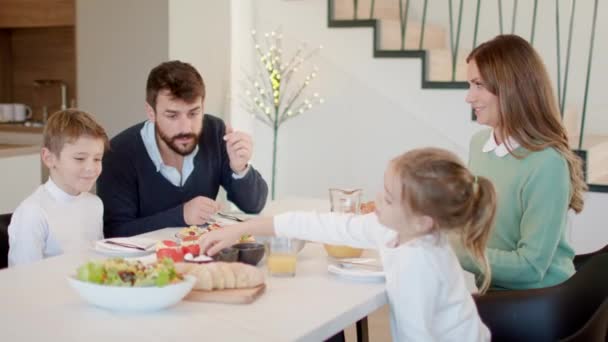 Jovem Família Feliz Conversando Enquanto Toma Café Manhã Mesa Jantar — Vídeo de Stock