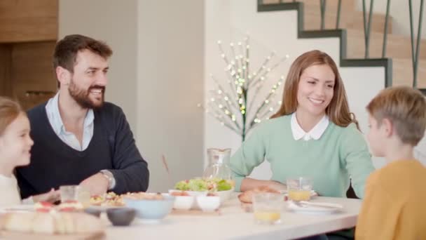Jovem Família Feliz Conversando Enquanto Toma Café Manhã Mesa Jantar — Vídeo de Stock