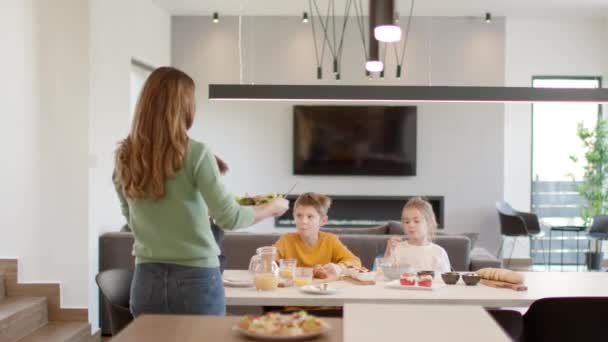 Junge Mutter Bereitet Frühstück Für Ihre Familie Der Modernen Küche — Stockvideo