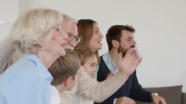 Multi Generace Rodina Sleduje Fotbal Televizi Slaví Cíl Sedí Gauči — Stock video