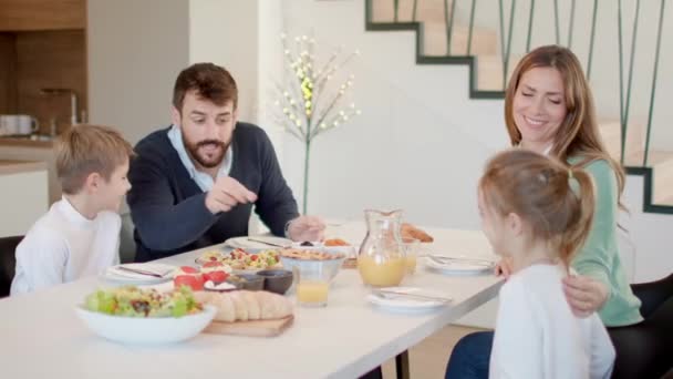 Молодая Счастливая Семья Разговаривает Завтракая Обеденным Столом Квартире — стоковое видео