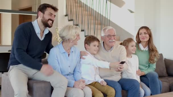 Multi Generace Rodina Sleduje Fotbal Televizi Slaví Cíl Sedí Gauči — Stock video