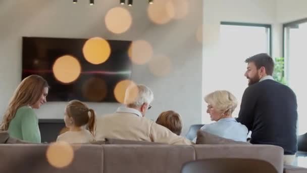 Familia Varias Generaciones Sentados Juntos Sofá Casa — Vídeos de Stock