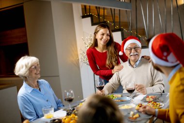 Mutlu çok nesilli aile yeni yılı evde, masada kutluyor.