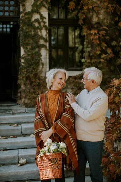 Hermosa Pareja Ancianos Caminando Con Cesta Llena Flores Comestibles Parque — Foto de Stock