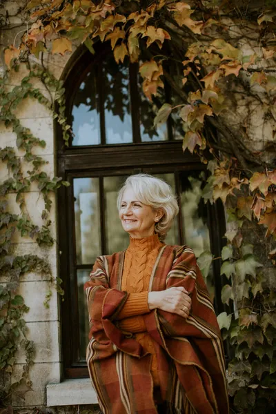 Gesunde Seniorin Steht Herbsttag Fenster — Stockfoto