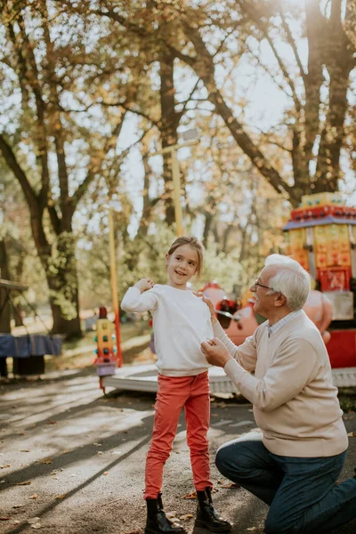 Abuelo Divirtiéndose Con Linda Nieta Parque Atracciones — Foto de Stock