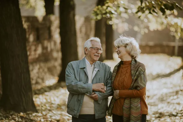 Hermosa Pareja Ancianos Caminando Parque Otoño — Foto de Stock