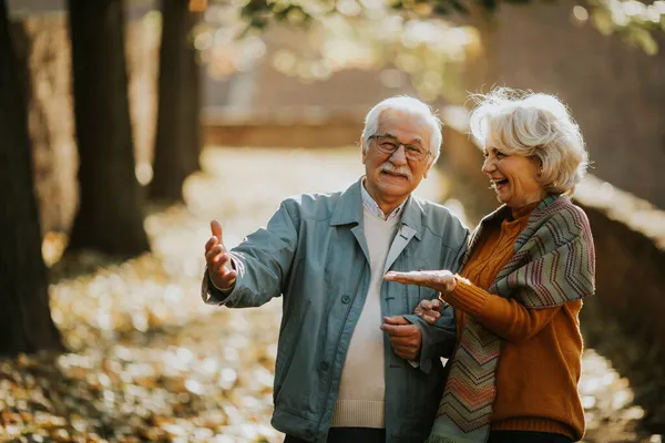 Hermosa Pareja Ancianos Caminando Parque Otoño — Foto de Stock