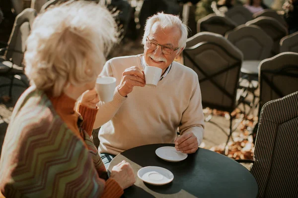 Υγιές Ηλικιωμένο Ζευγάρι Πίνοντας Καφέ Στο Υπαίθριο Καφέ Μια Ηλιόλουστη — Φωτογραφία Αρχείου