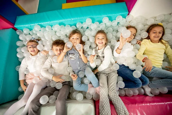 Gruppe Fröhlicher Kleiner Kinder Ballkasten Lächelt Glücklich Die Kamera Während — Stockfoto