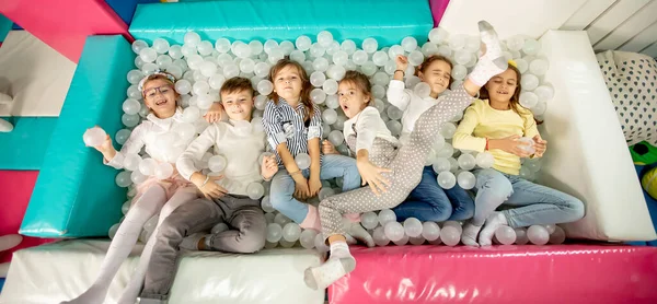 Grupo Niños Pequeños Felices Pozo Bola Sonriendo Felizmente Cámara Mientras —  Fotos de Stock