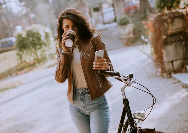 Mooie Jonge Vrouw Met Mobiele Telefoon Drinken Koffie Gaan Door — Stockfoto