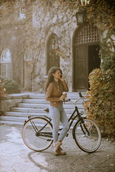 Bella Giovane Donna Con Telefono Cellulare Bere Caffè Andare Bicicletta — Foto Stock