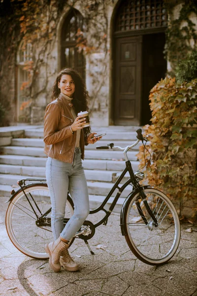 Красивая Молодая Женщина Мобильным Телефоном Пьет Кофе Поехать Велосипеде Осенью — стоковое фото