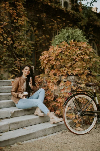 Jolie Jeune Femme Avec Téléphone Portable Boire Café Pour Aller — Photo