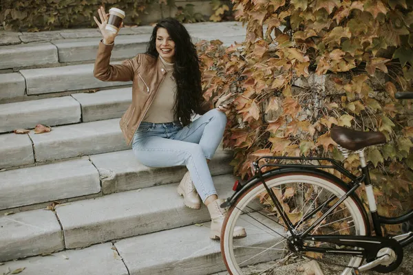 Hübsche Junge Frau Mit Handy Trinkt Kaffee Einem Herbsttag Mit — Stockfoto
