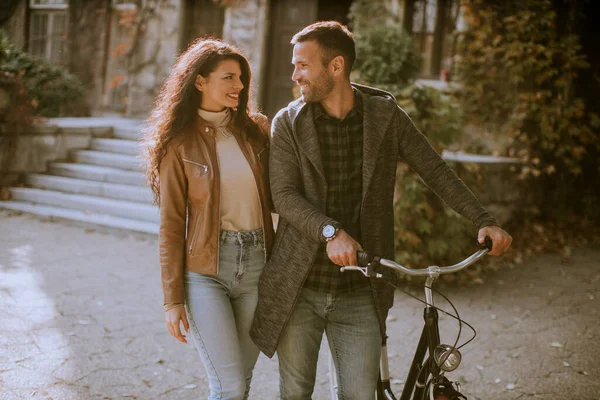 Красивая Молодая Пара Гуляющая Велосипеде Осеннем Парке — стоковое фото