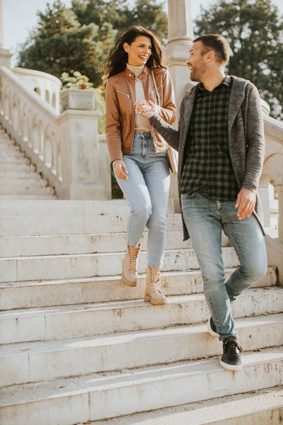 Muito Jovem Casal Sorrindo Falando Enquanto Passeia Pelas Escadas Livre — Fotografia de Stock