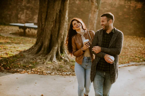 Beau Jeune Couple Marchant Dans Parc Automne Avec Café Pour — Photo