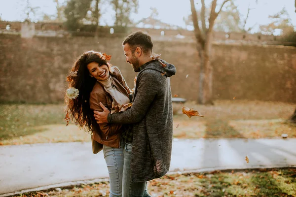 Feliz Jovem Casal Divertindo Com Folhas Outono Parque — Fotografia de Stock