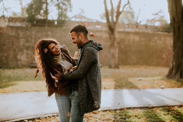 公園の紅葉を楽しみながら幸せな若いカップル — ストック写真