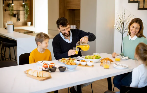 Jovem Família Feliz Conversando Enquanto Toma Café Manhã Mesa Jantar — Fotografia de Stock