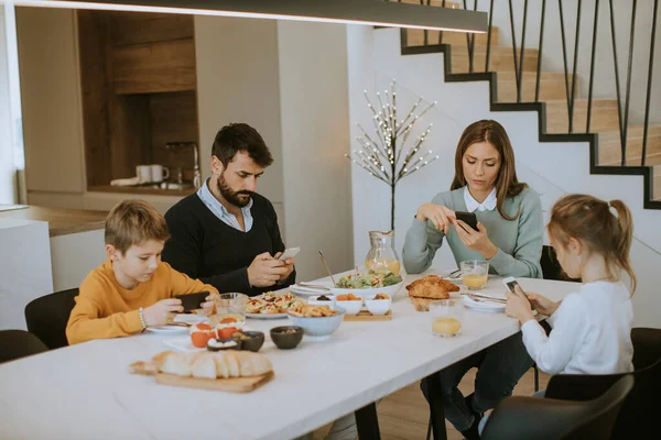 Família Usando Telefones Celulares Enquanto Toma Café Manhã Mesa Jantar — Fotografia de Stock