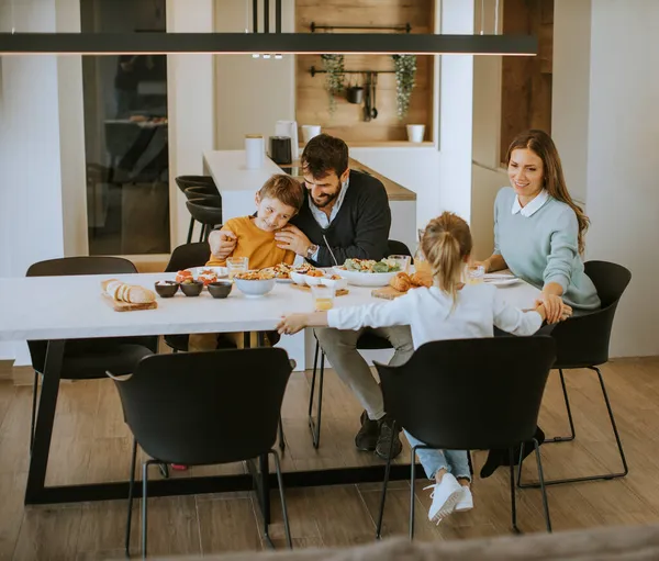 Jovem Família Feliz Conversando Enquanto Almoça Mesa Jantar Apartamento — Fotografia de Stock